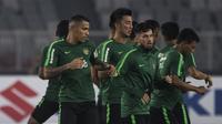 Para pemain Timnas Indonesia melakukan pemanasan saat latihan di SUGBK, Jakarta, Senin (12/11). Latihan ini persiapan jelang laga Piala AFF 2018 melawan Timor Leste. (Bola.com/Vitalis Yogi Trisna)
