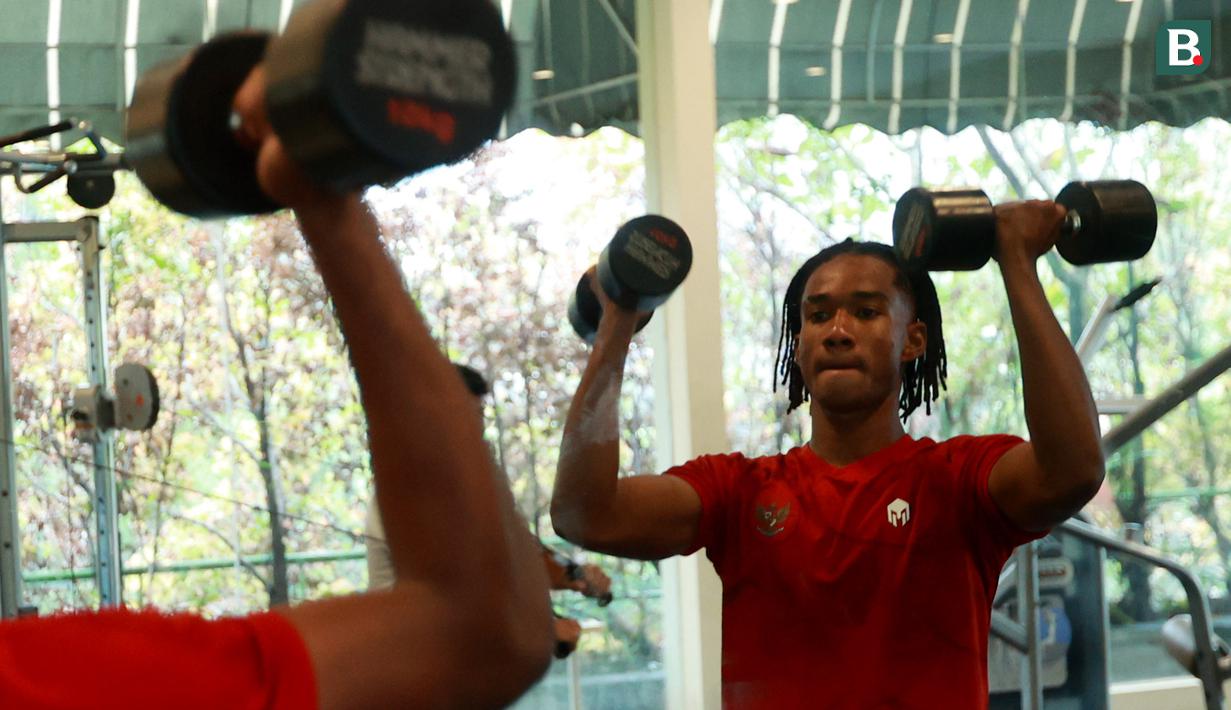Pemain Timnas Indonesia U-20, Ronaldo Kwateh, melakukan latihan di Gym Hotel Sultan, Jakarta, Jumat (24/2/2023). Timnas Indonesia U-20 akan berlaga di Piala Asia U-20 2023. (Bola.com/M Iqbal Ichsan)