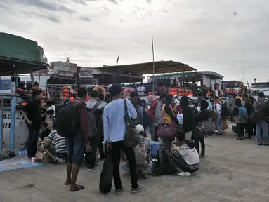 Wisatawan memadati Pelabuhan Kali Adem, Muara Angke, Jakarta, Sabtu (28/4). Beberapa tempat wisata Kepulauan Seribu masih menjadi primadona bagi para wisatawan lokal maupun mancanegara untuk mengisi libur akhir pekan. (Merdeka.com/ Iqbal S. Nugroho)