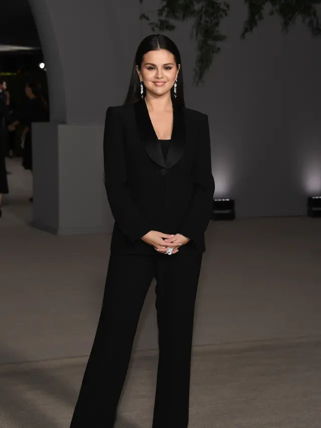 Lama tak terlihat, Selena Gomez tampil Anggun dengan busana serba hitam