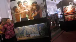 Pengunjung melihat karya foto yang dipamerkan di Museum Mandiri, Jakarta, Kamis (27/7). Pameran foto tersebut diikuti oleh 7 negara yaitu Vietnam, Singapura, Malaysia, Thailand, Australia, Belanda, Inggris dan Indonesia. (Liputan6.com/Pool)