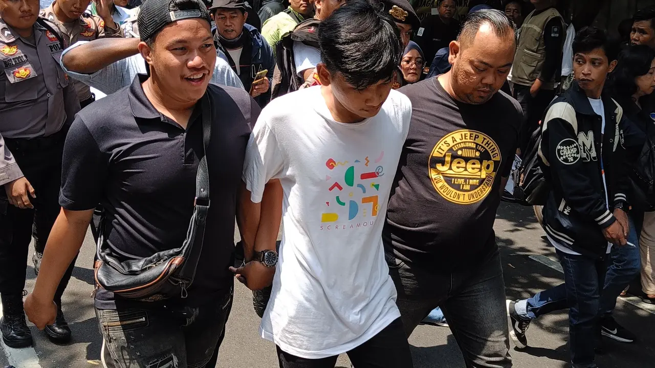 Polisi mengamankan pria yang diduga pencopet di tengah massa pendukung Anies-Muhaimin (AMIN) di sekitaran gedung KPU RI, Jakarta, Kamis (19/10/2023). (Merdeka.com/Rahmat Baihaqi)