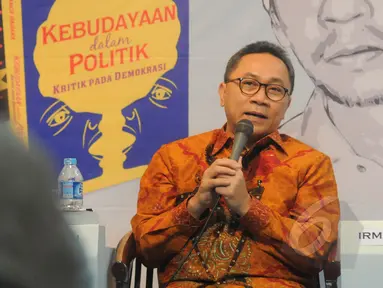 Ketua MPR RI Zulkifli Hasan menyampaikan pandangannya saat menjadi pembicara dalam bedah buku "Kebudayaan dalam Politik" di Taman Ismail Marzuki, Jakarta, Rabu (11/3/2015). (Liputan6.com/Herman Zakharia)
