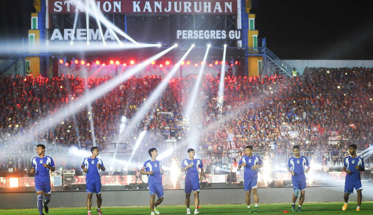 Para pemain Arema Cronus melakukan pemanasan jelang laga pembukaan Piala Jenderal Sudirman melawan Persegres G.U di Stadion Kanjuruhan, Malang, Selasa (10/11/2015). (Bola.com/Kevin Setiawan)