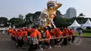 Sejumlah pemuda mengarak boneka raksasa dalam pawai Ogoh-ogoh di kawasan Monas, Jakarta, Jumat (20/3/2015). Pawai tersebut merupakan rangkaian dari prosesi menjelang Hari Raya Nyepi Tahun Saka 1937. (Liputan6.com/Johan Tallo)