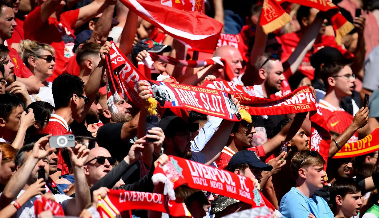 Pendukung Liverpool membentangkan syal saat laga persahabatan melawan Sevilla di Anfield, Liverpool, Inggris, Minggu (11/08/2024) WIB. (AFP/Peter Powell)