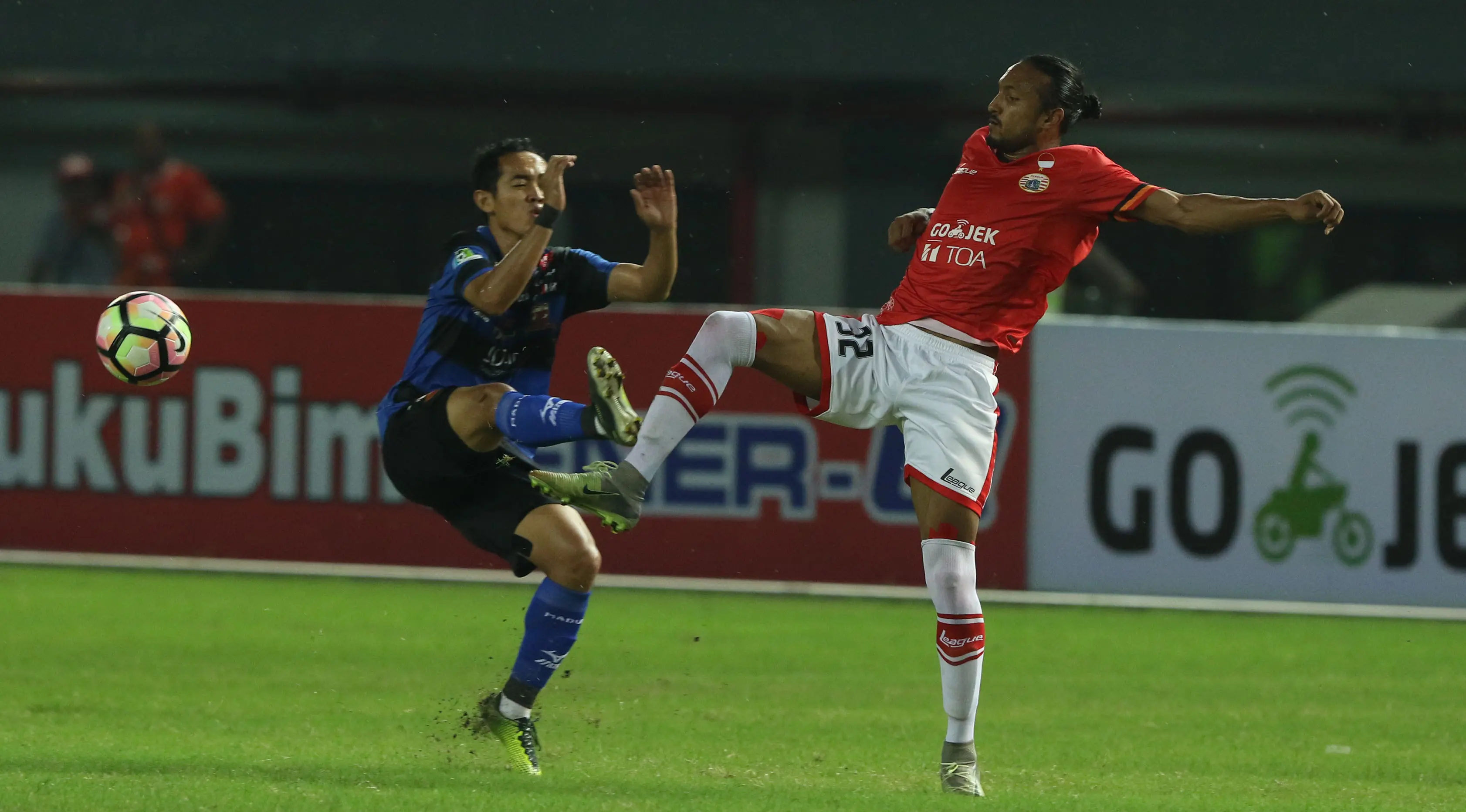 Persija Jakarta menghadapi Madura United di Stadion Patriot, Bekasi, Kamis (4/5/2017) malam WIB. Persija takluk 0-1. (Liputan6.com/Helmi Fithriansyah)