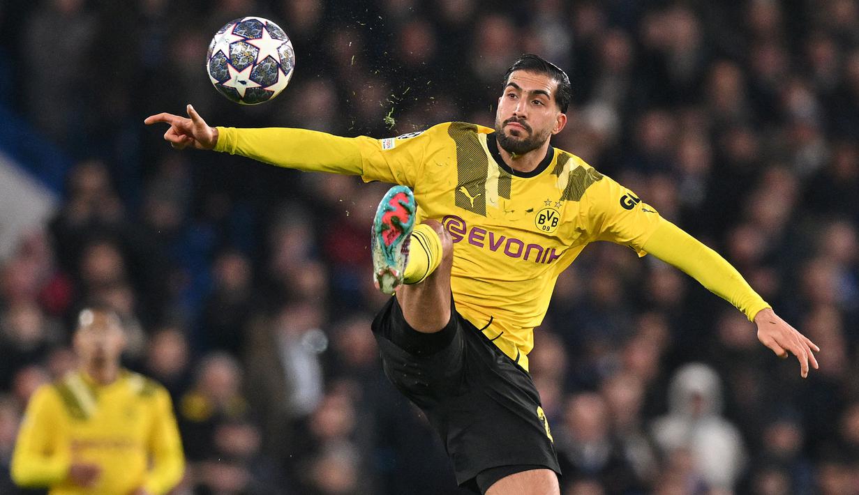 Pemain Borussia Dortmund, Emre Can berusaha mengontrol bola saat laga 16 besar Liga Champions 2022/2023 melawan Chelsea di Stamford Bridge, London, 7 Maret 2023. Emre Can merupakan salah satu pemain kunci Jurgen Klopp di Liverpool saat menembus final Piala Liga Inggris, Liga Eropa, dan Liga Champions. Sayangnya, ia memilih hengkang dari Anfield ke Juventus setelah tuntutan kenaikan gajinya tidak terpenuhi. Emre Can gagal memberikan dampak yang sama di Turin dan hanya bertahan satu setengah musim. Ia kini berseragam Dortmund sejak 2020. (AFP/Ikimages/Glyn Kirk)