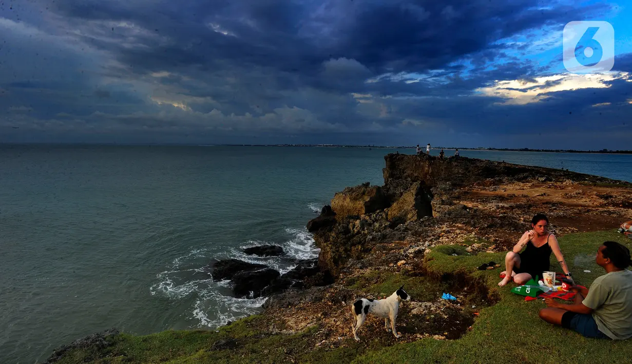 Pantai Honeymoon Bali atau juga dikenal dengan nama Honeymoon Beach yang berlokasi di Jalan Unnamed Road, Jimbaran, Kuta Selatan, Badung ini memiliki keindahan karang yang menawan. (merdeka.com/Arie Basuki)