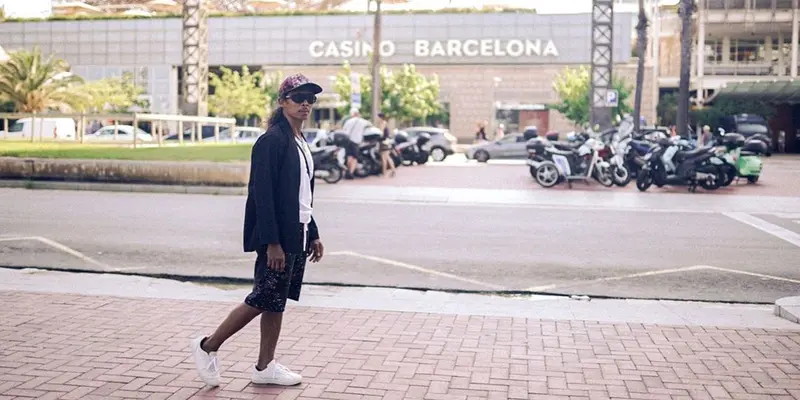 Gaya Yayan Ruhian Jalan-Jalan Seru di Barcelona, Tampil Kece