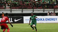 Penggawa Persebaya Surabaya Ferinando Pahabol (kanan) beraksi pada laga Grup C Piala Presiden melawan PS TNI di Gelora Bung Tomo, Kamis (18/1/2018). (Liputan6.comDimas Angga P)