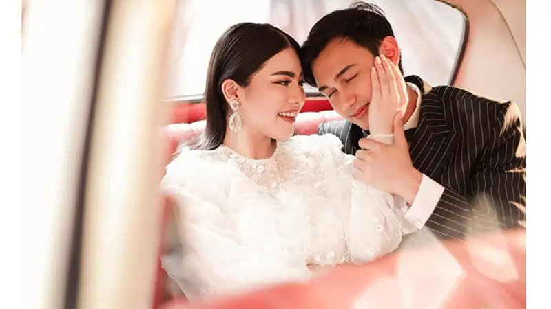 5 Pemotretan Caesar Hito dan Felicya Rayakan Hari Valentine, Mesra di Mobil