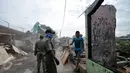 Sisa puing pemukiman warga yang tengah diratakan menggunakan alat berat di kawasan Bukit Duri, Jakarta, Rabu (28/9). Penertiban itu merupakan bagian dari program pemerintah pusat untuk menormalisasi Sungai Ciliwung. (Liputan6.com/Yoppy Renato)