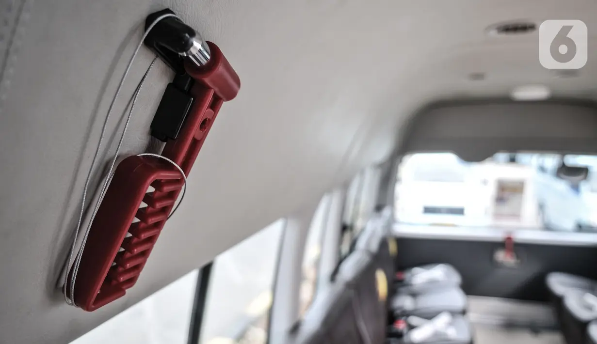 Palu pemecah kaca darurat tertempel pada sudut angkutan Jak Lingko All New Purwarupa Mikrotrans, Jakarta, Minggu (6/9/2020). All New Purwarupa Mikrotrans diklaim lebih luas dan dilengkapi fasilitas canggih guna memberikan kenyamanan bagi penumpang Jak Lingko. (merdeka.com/Iqbal S. Nugroho)