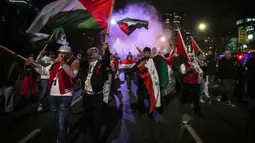 Unjuk rasa tersebut diselenggarakan oleh Samidoun Palestinian Prisoner Solidarity Network bersama Palestinian Youth Movement. Kelompok tersebut secara khusus ingin mengambil sikap menentang Wali Kota Vancouver Ken Sim. (Darryl Dyck/The Canadian Press via AP)