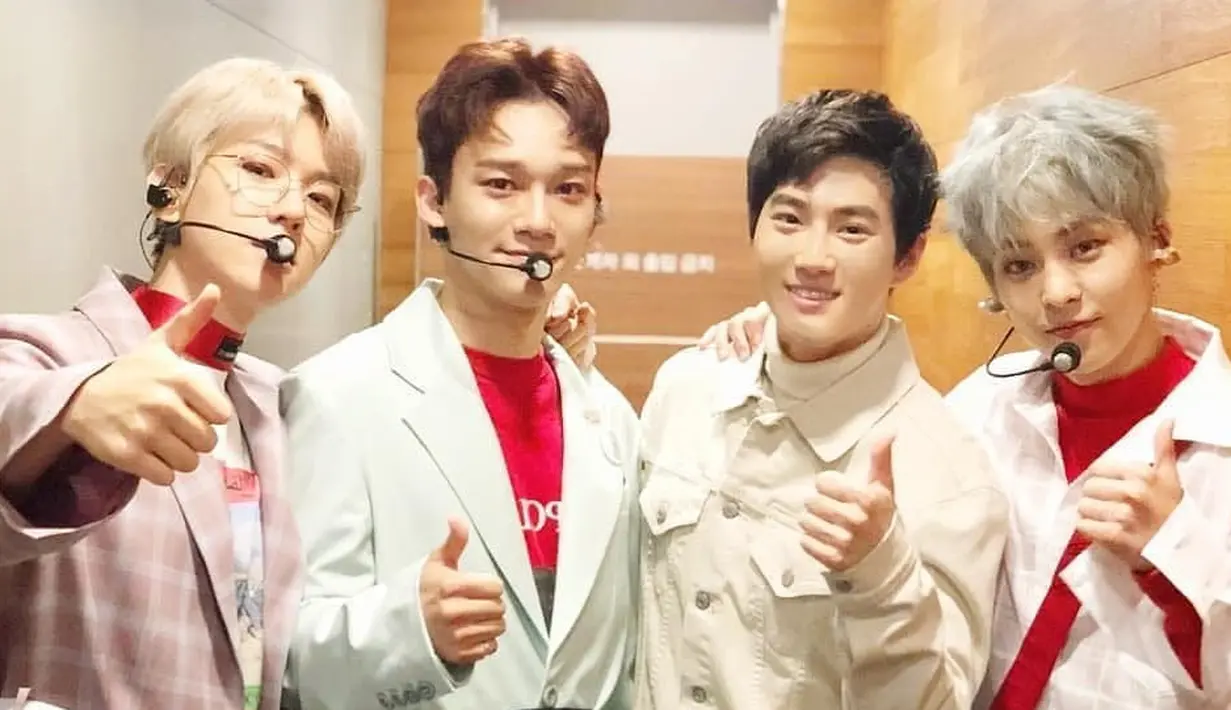 "Wah apa ini hari ini adalah hari ulang tahun kami?" sahut Chen. Tak hanya Chanyeol saja, Suho juga terlihat hadir mendukung EXO-CBX. Suho terlihat berpose dengan para personel EXO-CBX. (Foto: instagram.com/heysuhoshi)
