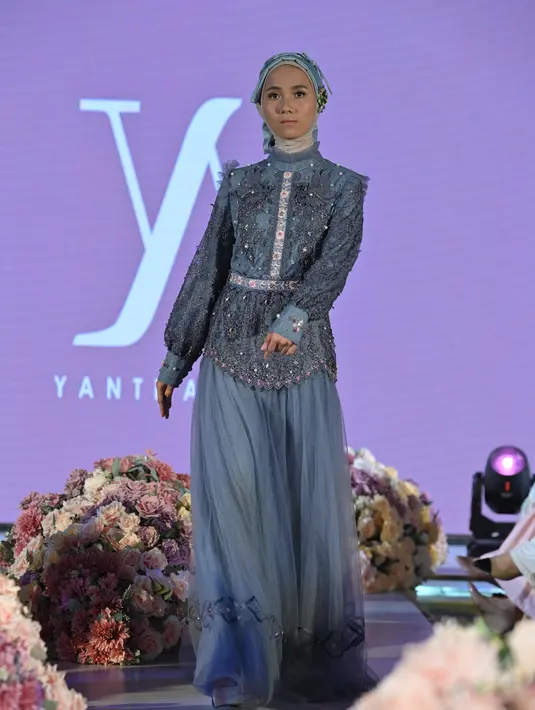 <p>Taburan payet memberi kesan mewah ditambah pilihan warna biru royal. [Foto: Scarf]</p>