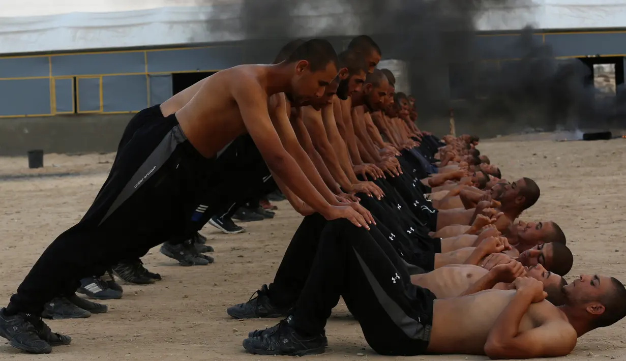 Mahasiswa Palestina mengikuti  pelatihan militer di Al-Rebat College for Law and Police Science, Khan Younis, Jalur Gaza, Kamis (24/10/2019). Sekitar 80 siswa mengikuti pendidikan selama empat tahun untuk bergabung dengan Pasukan Keamanan di Jalur Gaza. (AP /Adel Hana)