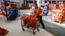 Petugas mendorong kerajang yang berisi paket yang akan dikirim ketujuannya di Kantor Pos Besar, Jakarta, Kamis (15/6). (Liputan6.com/Faizal Fanani)