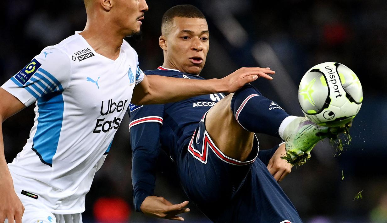 <p>Pemain dengan raihan gelar Man of The Match di liga terbanyak adalah Kylian Mbappe, yaitu sebanyak 11 kali. Penyerang Paris Saint-Germain tersebut benar-benar menjadi momok menakutkan lini belakang lawan. Mbappe juga mampu membukukan 24 gol dan 16 assist dalam 32 penampilannya di Ligue 1. (AFP/Frank Fife)</p>