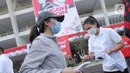 Warga mendapatkan masker saat kampanye Gerakan Masker Nasional "Jangan Kendor, Disiplin Pakai Masker" di Gelora Bung Karno, Jakarta (30/8/2020). Pembagian masker dan kampanye ini dilakukan mengantisipasi penyebaran lebih luas lagi virus covid-19. (Liputan6.com/Johan Tallo)