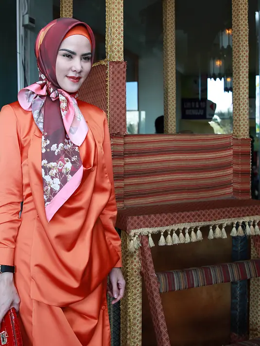 "Stripping ini mengobati kerinduan saya. Enggak ada kesulitan banget, karena di situ kayak menjalani kehidupan saya sehari-hari. Saya lagi kangen saja sama akting," ungkap Angel Lelga, di Mangga Dua Square, Jakarta, Jumat (8/4). (Deki Prayoga/Bintang.com)