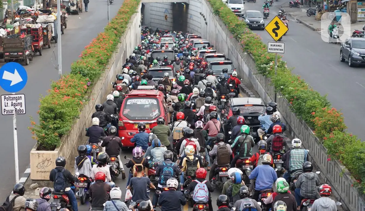 Kendaraan terjebak kemacetan saat melintas di Jalan Raya Pasar Minggu, Jakarta, Rabu (10/6/2020). Tingginya volume kendaraan serta adanya proyek pembangunan flyover menyebabkan kemacetan parah di kawasan tersebut, meskipun saat ini masih dalam status transisi PSBB. (Liputan6.com/Immanuel Antonius)