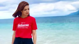 Momen Najwa Shihab berlibur melepas penat dengan berkunjung ke pantai selalu curi perhatian. Terlebih outfit merah yang dikenakan oleh presenter acara Mata Najwa tersebut. Kaus tersebut bertuliskan Indonesia yang membuat publik kian terkesima akan sosok Najwa Shihab. (Liputan6.com/IG/@najwashihab)