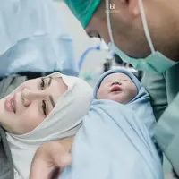Kesha Ratuliu tampil cantik selama proses melahirkan. Intip potretnya di sini! (@kesharatuliu05)