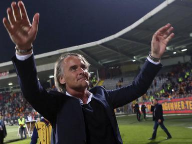 Dewa United baru saja menunjuk Jan Olde Riekerink sebagai pengganti Nilmaizar sebagai pelatih baru mereka yang diberhentikan pasca-putaran pertama BRI Liga 1 2022/2023 tuntas pada akhir Desember 2022. Tim berjulukan Tangsel Warriors itu berhasil bergerak cepat untuk mengamankan tanda tangan pelatih bertangan dingin asal Belanda yang pernah memoles KAA Gent di Belgia, Galatasaray di Turki, hingga SC Heerenveen di Belanda. (AFP/Adem Altan)