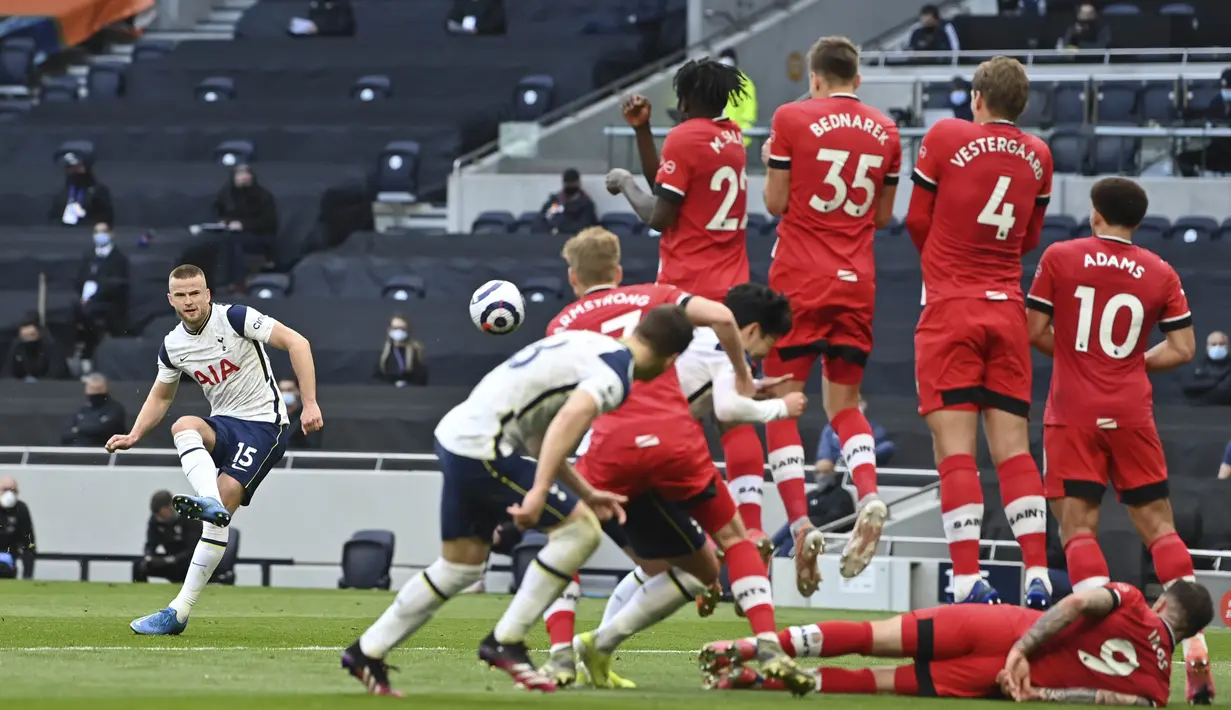 Gelandang Tottenham Hotspur, Eric Dier, melepaskan tendangan bebas saat melawan Southampton pada laga Liga Inggris di London, Rabu (21/4/2021). Tottenham menang dengan skor 2-1. (Justin Setterfield/Pool via AP)