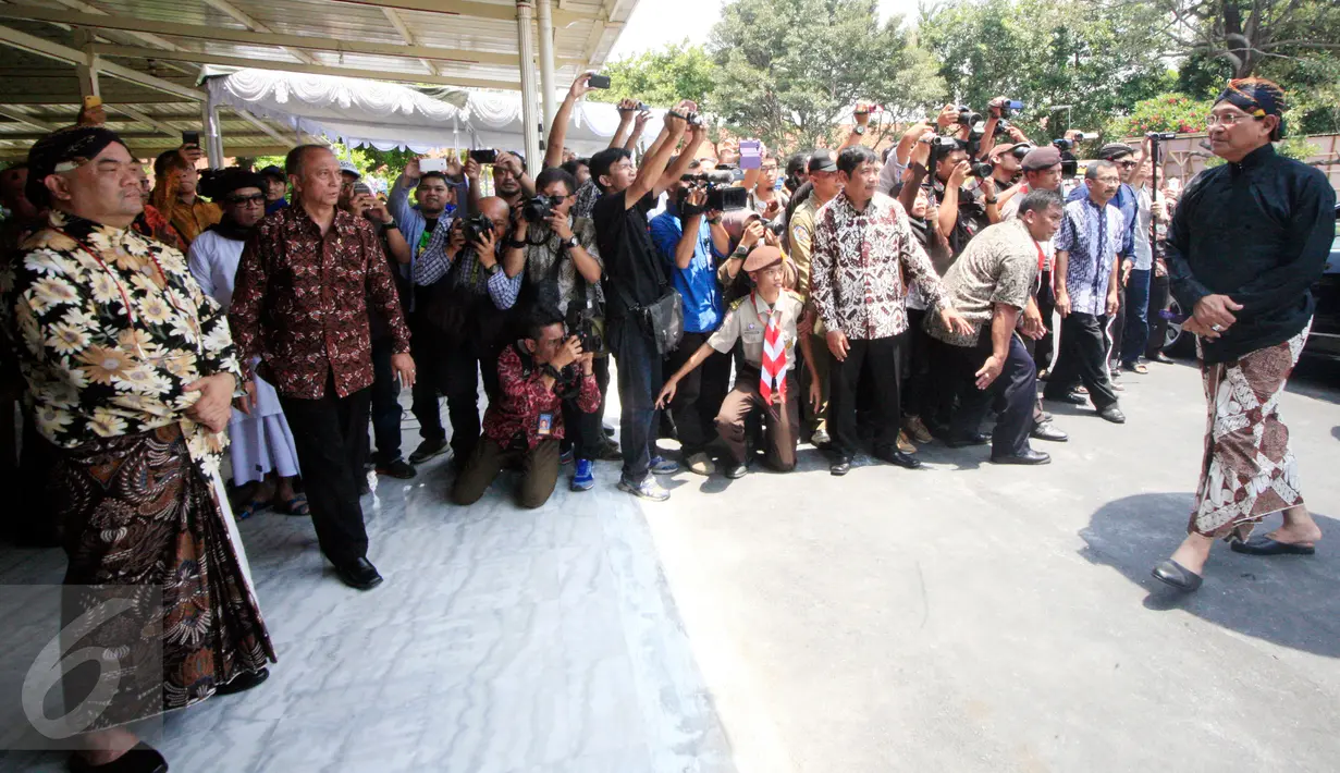Putra Mahkota KBPH Prabu Suryodilogo (kiri) menyambut Raja kesultanan Yogyakarta Sultan Hamengku Buwono X saat menghadiri pemakaman  KGPAA Paku Alam IX di Puro Pakualaman, Yogyakarta, Minggu (22/11/2015). (Foto:Boy  Harjanto)