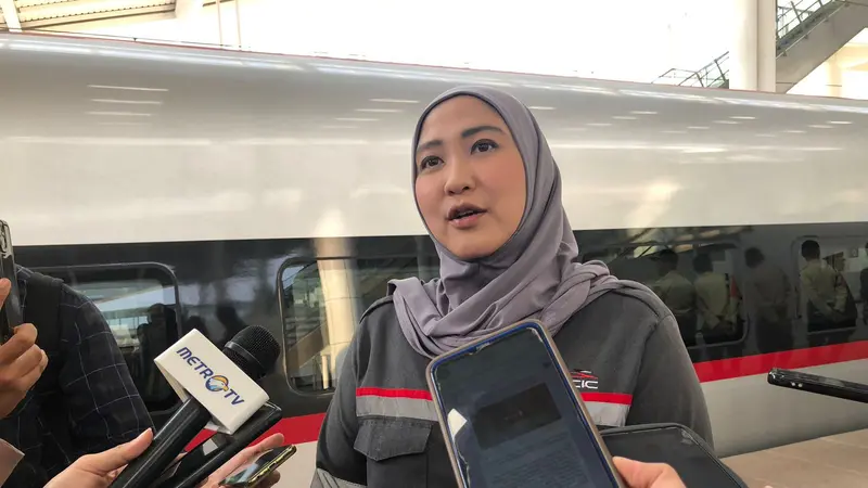 Corporate Secretary Kereta Cepat Indonesia China, Eva Chairunisa  di Stasiun Tegalluar KCIC, Senin (9/10/2023). (Tira/Liputan6.com)