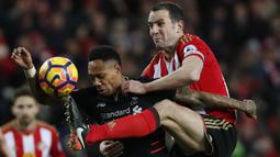 Pemain Liverpool, Nathaniel Clyne (kiri) berebut bola dengan pemain Sunderland, John O'Shea  pada laga Premier League di Stadium of Light, (2/1/2017). Liverpool bermain imbang 2-2. (Reuters/Russell Cheyne) 