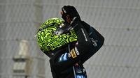 Pembalap McLaren’s, Lando Norris, merayakan gelar juara dunia F1 2025 di Grand Prix Abu Dhabi di Sirkuit Yas Marina, Abu Dhabi, Minggu (7/12/2025). (Andrej Isakovic/AFP)