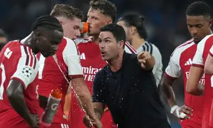 Manajer Arsenal, Mikel Arteta, memberikan instruksi kepada para pemainnya saat pertandingan Liga Champions antara Napoli dan Arsenal di Naples, Italia selatan, Kamis (10-9-2026) dini hari WIB. (Foto AP/Gregorio Borgia)