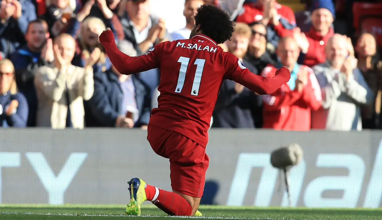 Gelandang Liverpool, Mohamed Salah berselebrasi usai mencetak gol ke gawang Brighton and Hove Albion pada lanjutan Liga Inggris di Anfield Stadium (25/8). Liverpool menang tipis atas Brighton 1-0. (AFP Photo/Lindsey Parnaby)