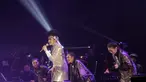 Yura Yunita tampil sangat menawan saat tampil di konser Merakit. Yura Yunita dengan memakai baju putih mengkilap sukses menyihir para penonton konsernya. Yura Yunita mampu menghidupkan suasana di Konser Merakit kemarin di Balai Sarbini, Jakarta Selatan. (KapanLagi.com/Muhammad Akrom Sukarya)