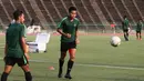 Pemain Timnas Indonesia U-22, Nurhidayat Haris, mengontrol bola saat latihan di Stadion National Olympic, Phnom Penh, Sabtu (23/2). Latihan ini persiapan jelang laga semifinal Piala AFF U-22 melawan Vietnam. (Bola.com/Zulfirdaus Harahap)