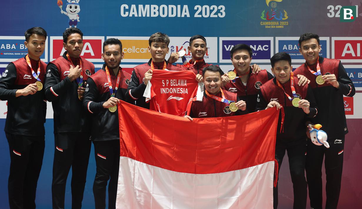 Selebrasi tim bulu tangkis beregu putra Indonesia setelah mengalahkan Malaysia 3-1 pada laga final bulu tangkis beregu putra SEA Games 2023 di Morodok Techo National Stadium Badminton Hall, Phnom Penh, Kamboja, Kamis (11/5/2023). Total 5 emas, 3 perak dan 3 perunggu direbut Chico Aura Dwi Wardoyo dkk membuat tim bulu tangkis Indonesia menjadi juara umum di SEA Games 2023. (Bola.com/Abdul Aziz)