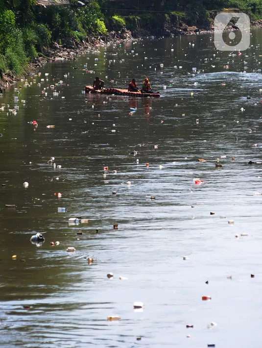 Sampah plastik selalu menjadi masalah utama dalam pencemaran lingkungan baik pencemaran tanah maupun laut. (merdeka.com/Imam Buhori)
