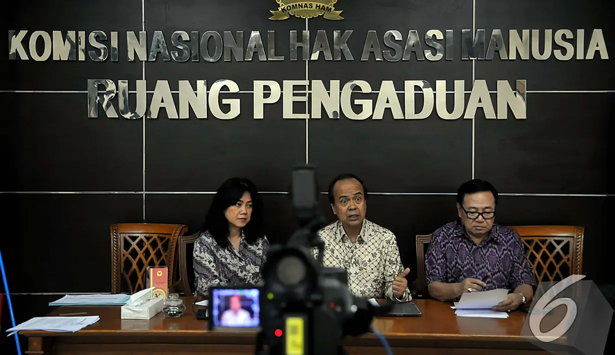 Komnas HAM akan mengusut apakah ada masyarakat yang menjadi korban dalam bentrokan yang terjadi antara TNI dan Polri di Batam dalam keterangan persnya di Jakarta, Jumat (21/11/2014). (Liputan6.com/Johan Tallo)