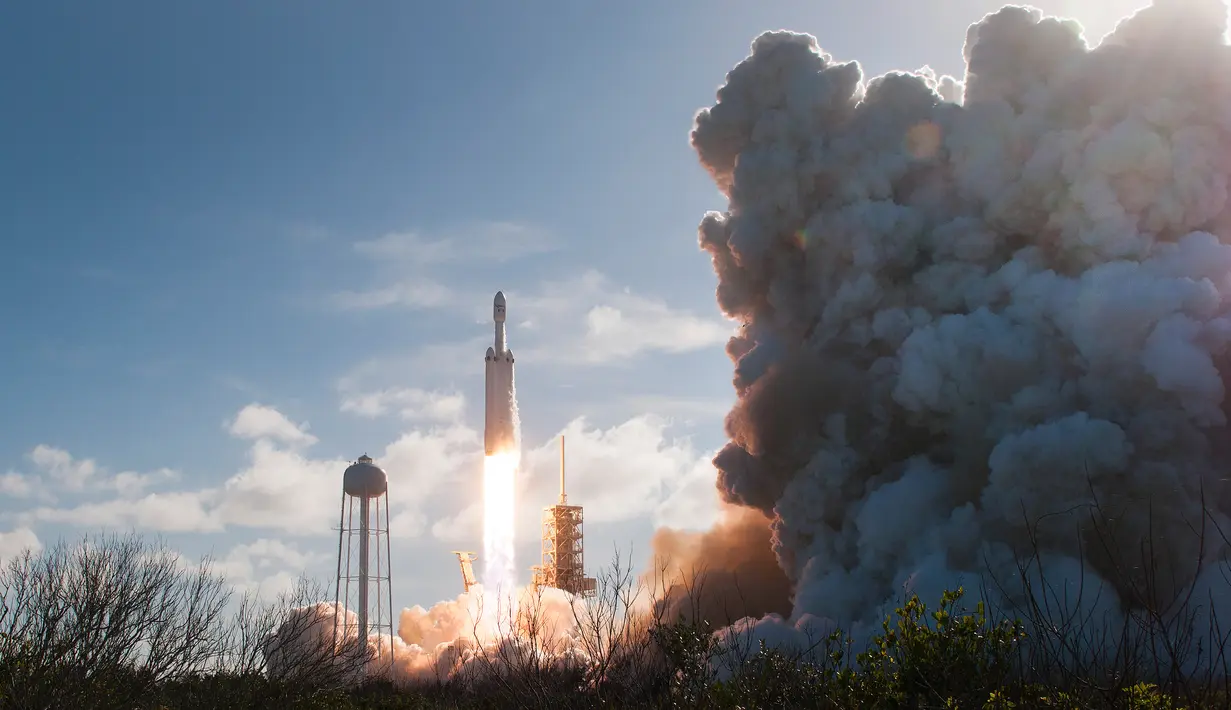 Roket terkuat di dunia milik SpaceX, Falcon Heavy meluncur saat penerbangan uji coba di Kennedy Space Center di Florida (6/2). Roket melesat menuju angkasa dari Kennedy Space Center, Florida Amerika Serikat. (AFP/Jim Watson)