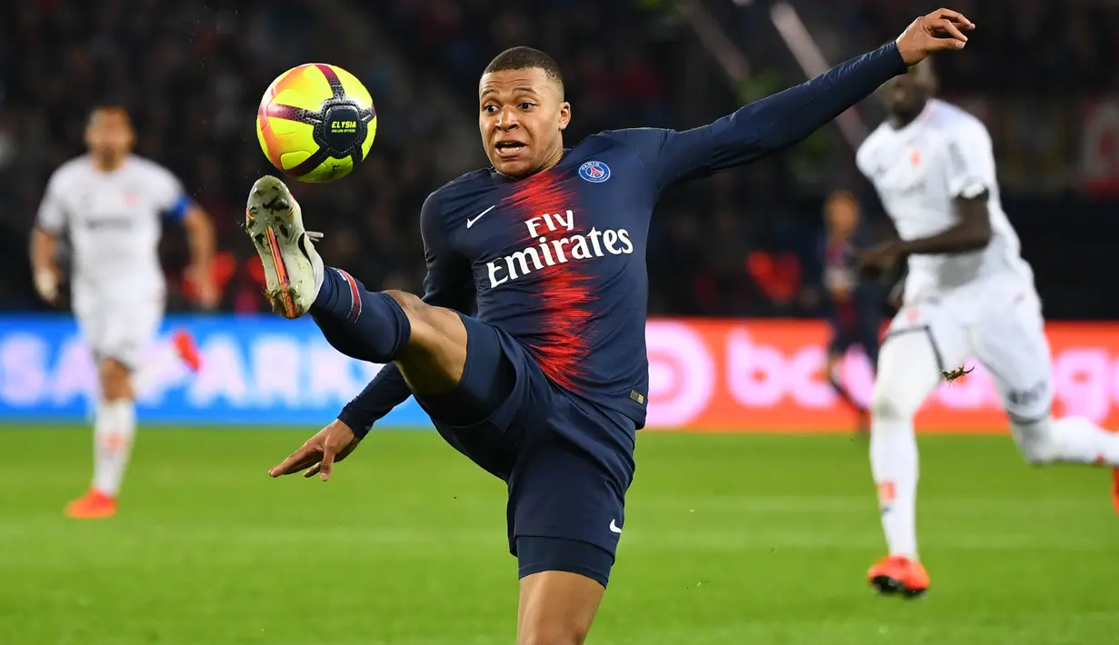 Striker PSG, Kylian Mbappe, mengontrol bola saat melawan Dijon pada laga Liga Prancis di Stadion Parc des Princes, Paris, Sabtu (18/5). Mbappe dinobatkan jadi pemain terbaik Liga Prancis. (AFP/Franck Fife)