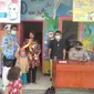 Ada banyak cara untuk menjaring minat anak-anak usia 6-11 melakukan vaksinasi Covid-19, salah satunya yang dilakukan Pemerintah Kecamatan Pasirwangi, Kabupaten Garut, Jawa Barat. (Liputan6.com/Jayadi Supriadin)