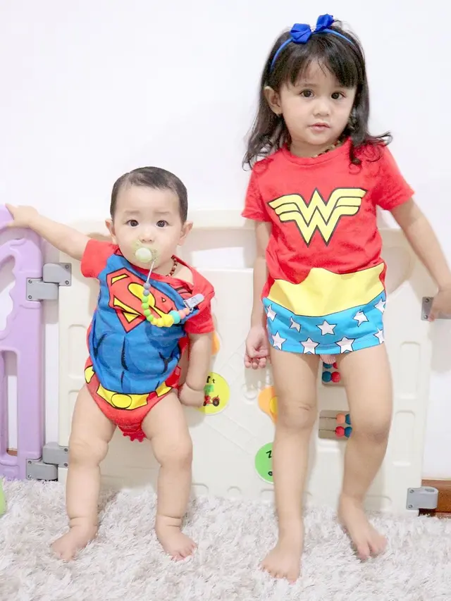 7 Potret Anak Ryana Dea Pakai Baju Kembar, Bikin Gemas
