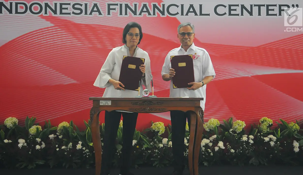 Menkeu Sri Mulyani (kiri) bersama Ketua Otoritas Jasa Keuangan (OJK) Wimboh Santoso menunjukkan dokumen saat seremonial pembangunan Kantor Pusat OJK di Jakarta, Selasa (2/4). Gedung Indonesia Financial Center diperuntukkan bagi OJK dan Kementerian Keuangan. (Liputan6.com/Angga Yuniar)