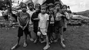 Sejumlah anak-anak Suku Baduy Luar dengan gayanya yang khas pose di lokasi bekas kebakaran Kampung Cisaban II, Desa Kanekes, Banten, Kamis (01/6). Kebakaran pada pekan lalu yang menghanguskan 83 rumah Suku Baduy Luar. (Liputan6.com/Fery Pradolo)