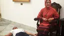 Sikap jenaka memang sering ditunjukkan Kaesang. Seperti saat adik dari Gibran ini berpose tiduran sementara ibunya duduk di kursi. Momen foto absurd ini membuat warganet tertawa ngakak melihat aksi Kaesang yang tidak habis pikir. (Liputan6.com/IG/kaesangp)