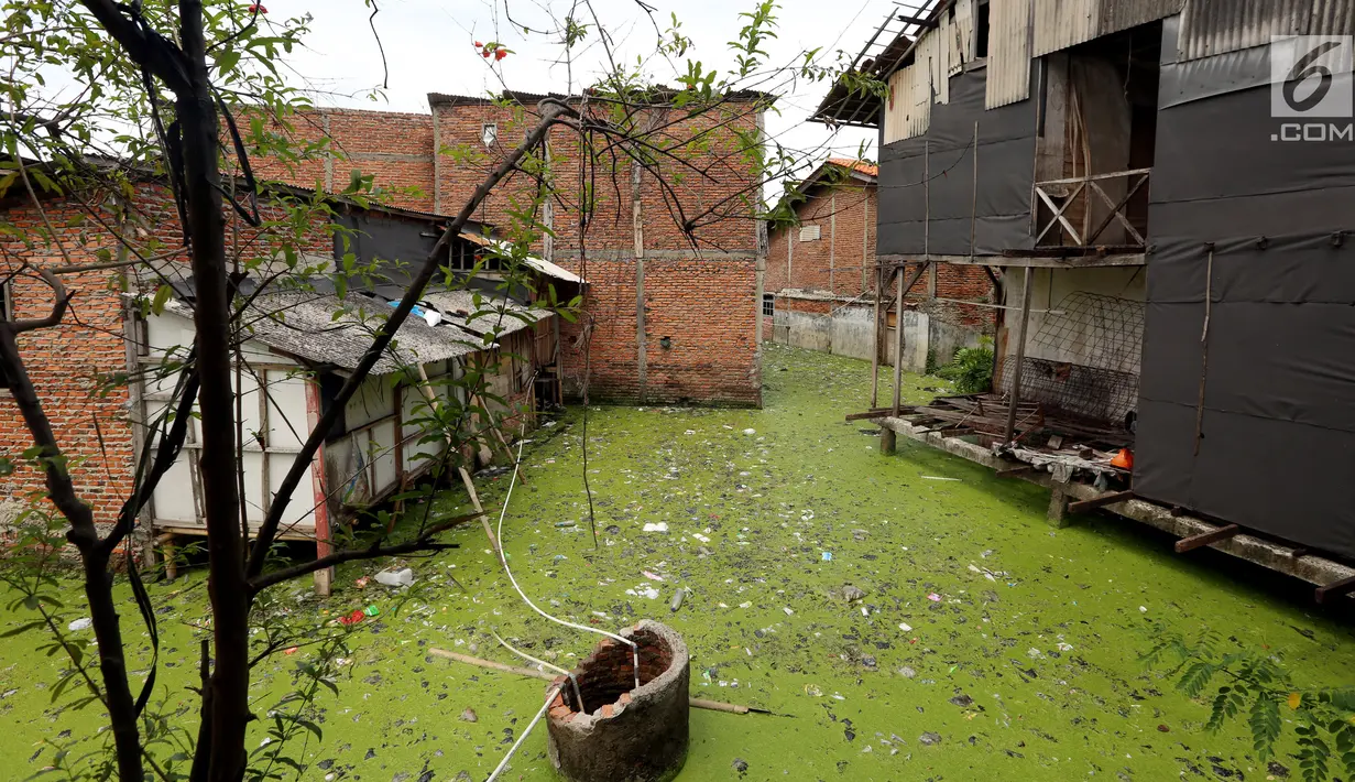 Pemandangan rumah yang terendam air di kawasan Kampung Apung, Jakarta, Senin (6/11). Puluhan tahun warga mendiami kawasan tersebut. (Liputan6.com/JohanTallo)